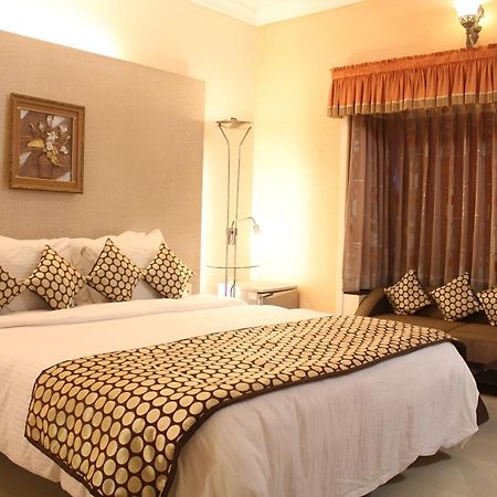 New Hotel Europa Inn Rajkot Bagian luar foto