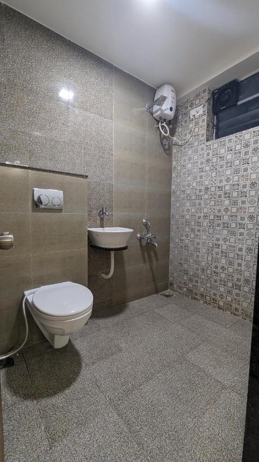 New Hotel Europa Inn Rajkot Bagian luar foto