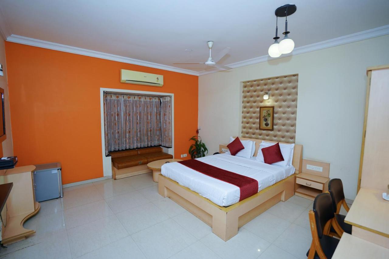 New Hotel Europa Inn Rajkot Bagian luar foto