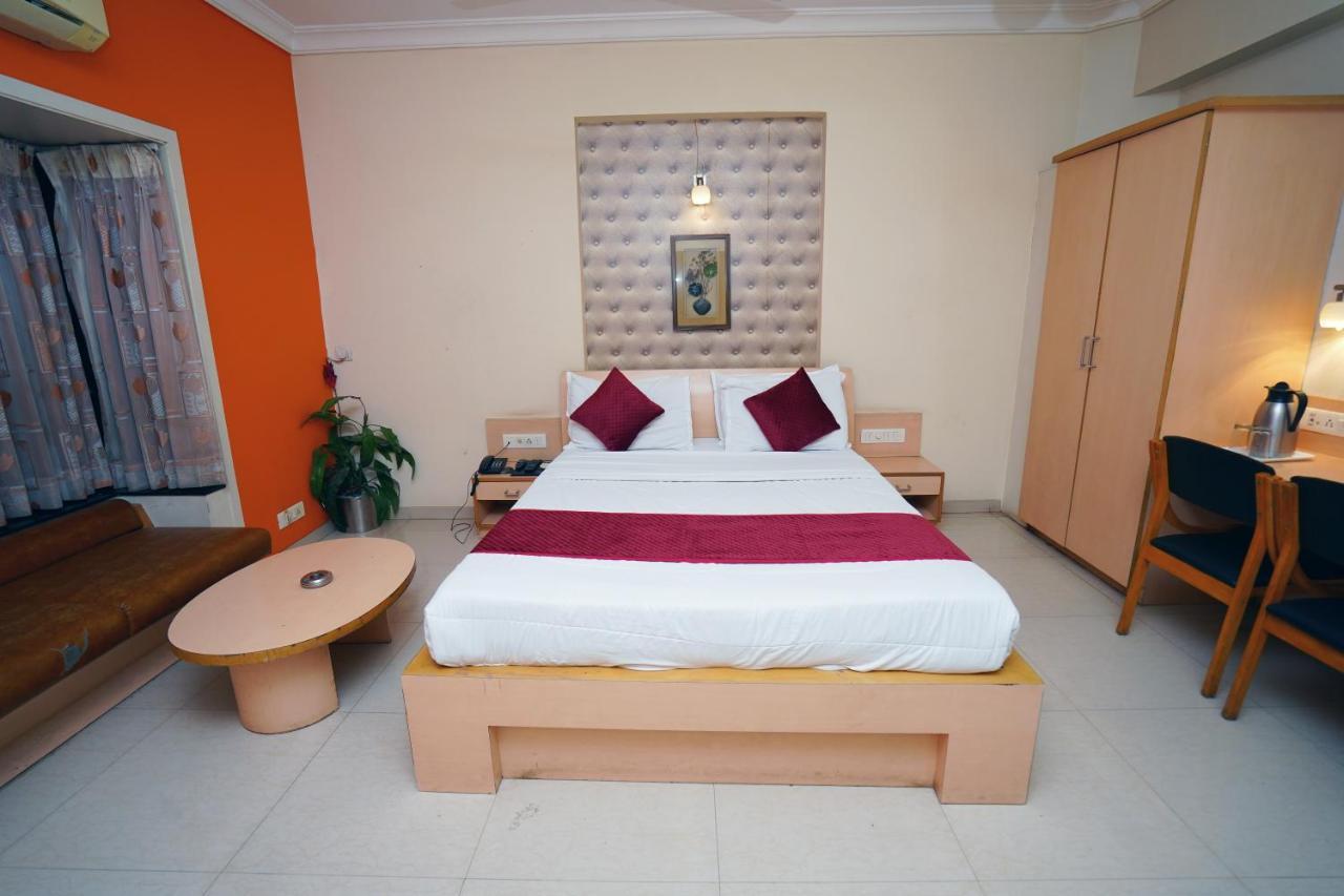 New Hotel Europa Inn Rajkot Bagian luar foto