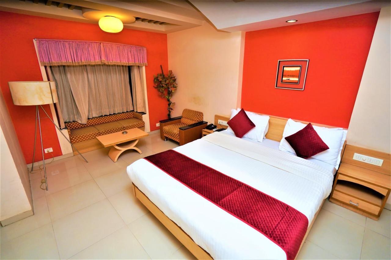 New Hotel Europa Inn Rajkot Bagian luar foto