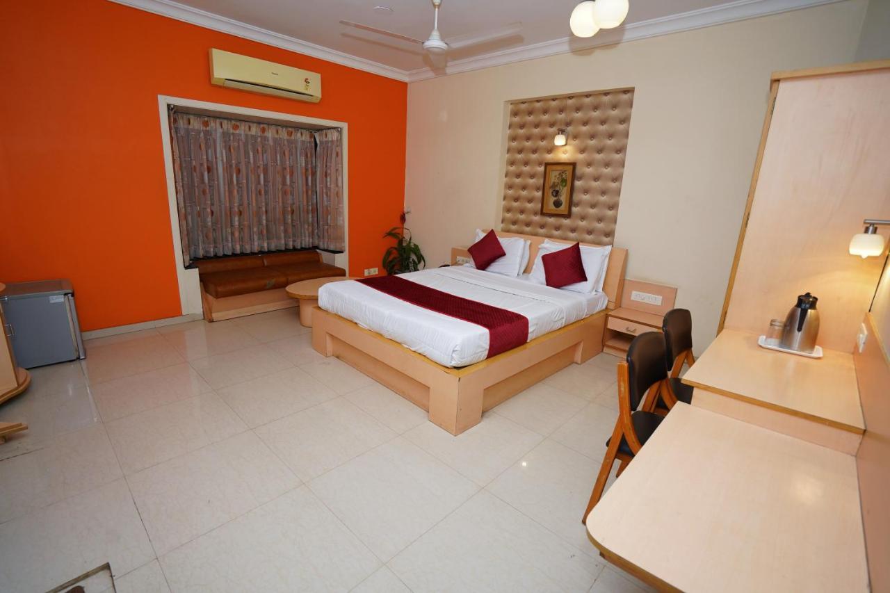 New Hotel Europa Inn Rajkot Bagian luar foto