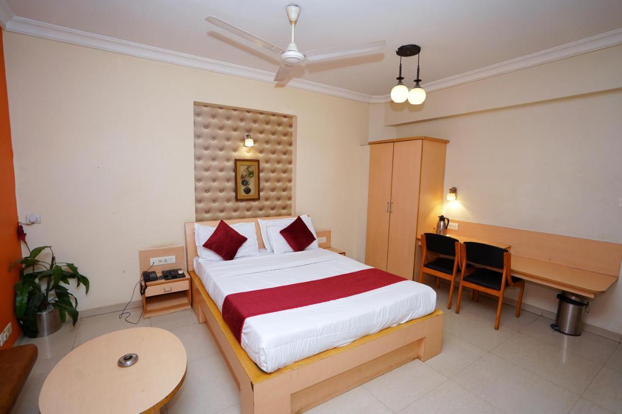 New Hotel Europa Inn Rajkot Bagian luar foto