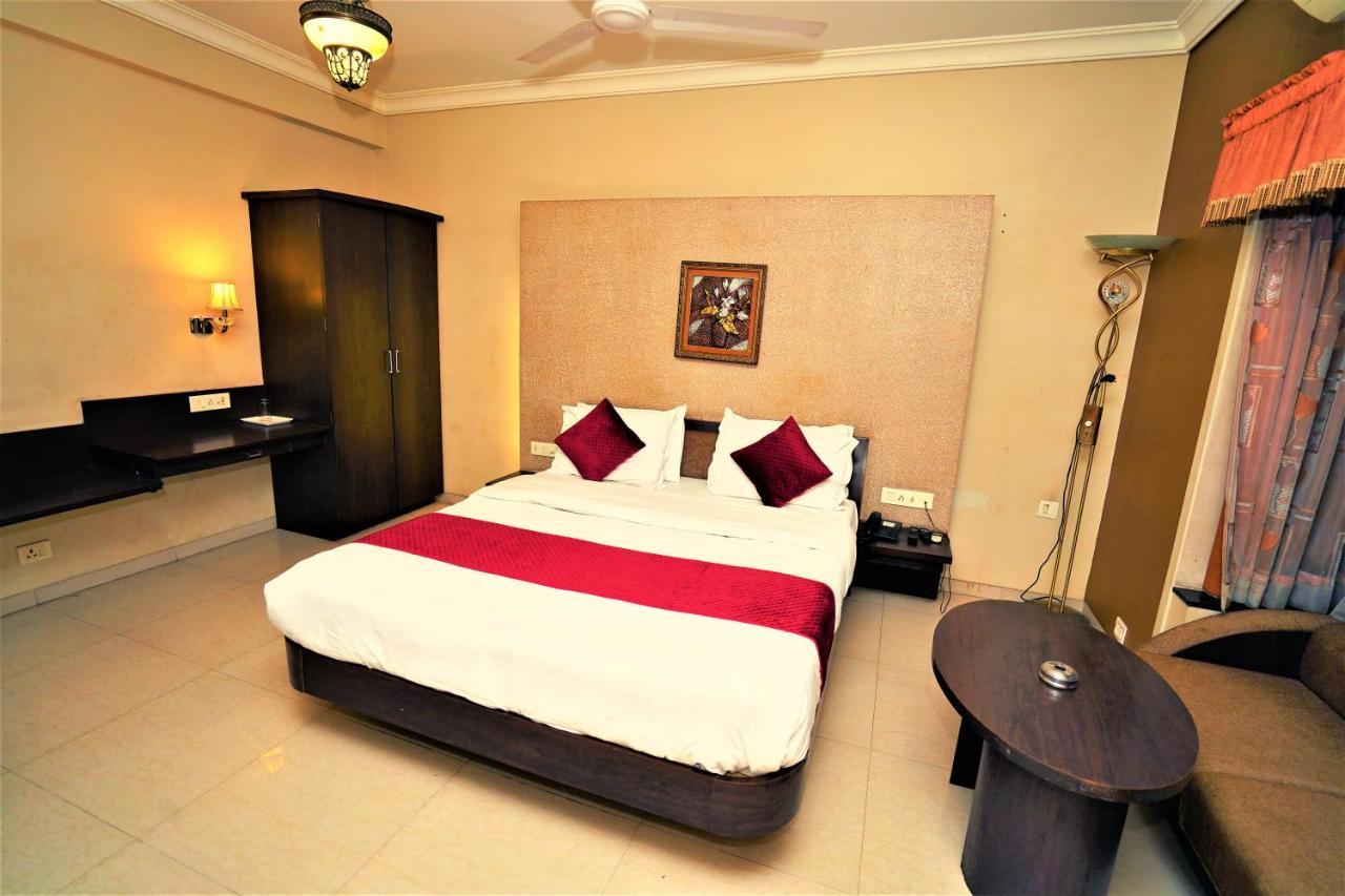 New Hotel Europa Inn Rajkot Bagian luar foto