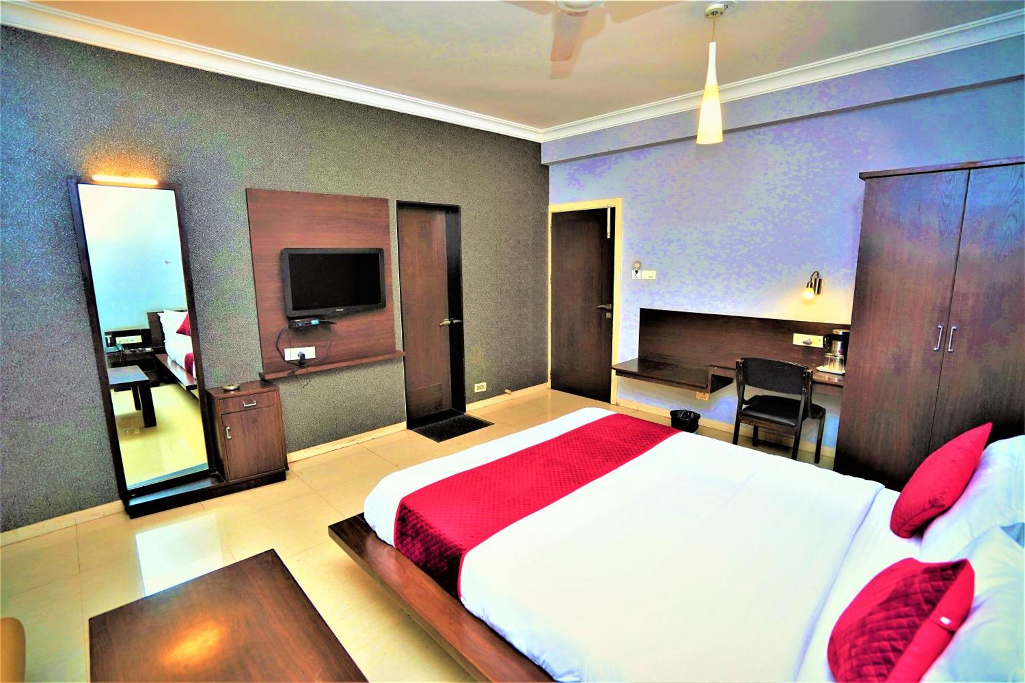 New Hotel Europa Inn Rajkot Bagian luar foto