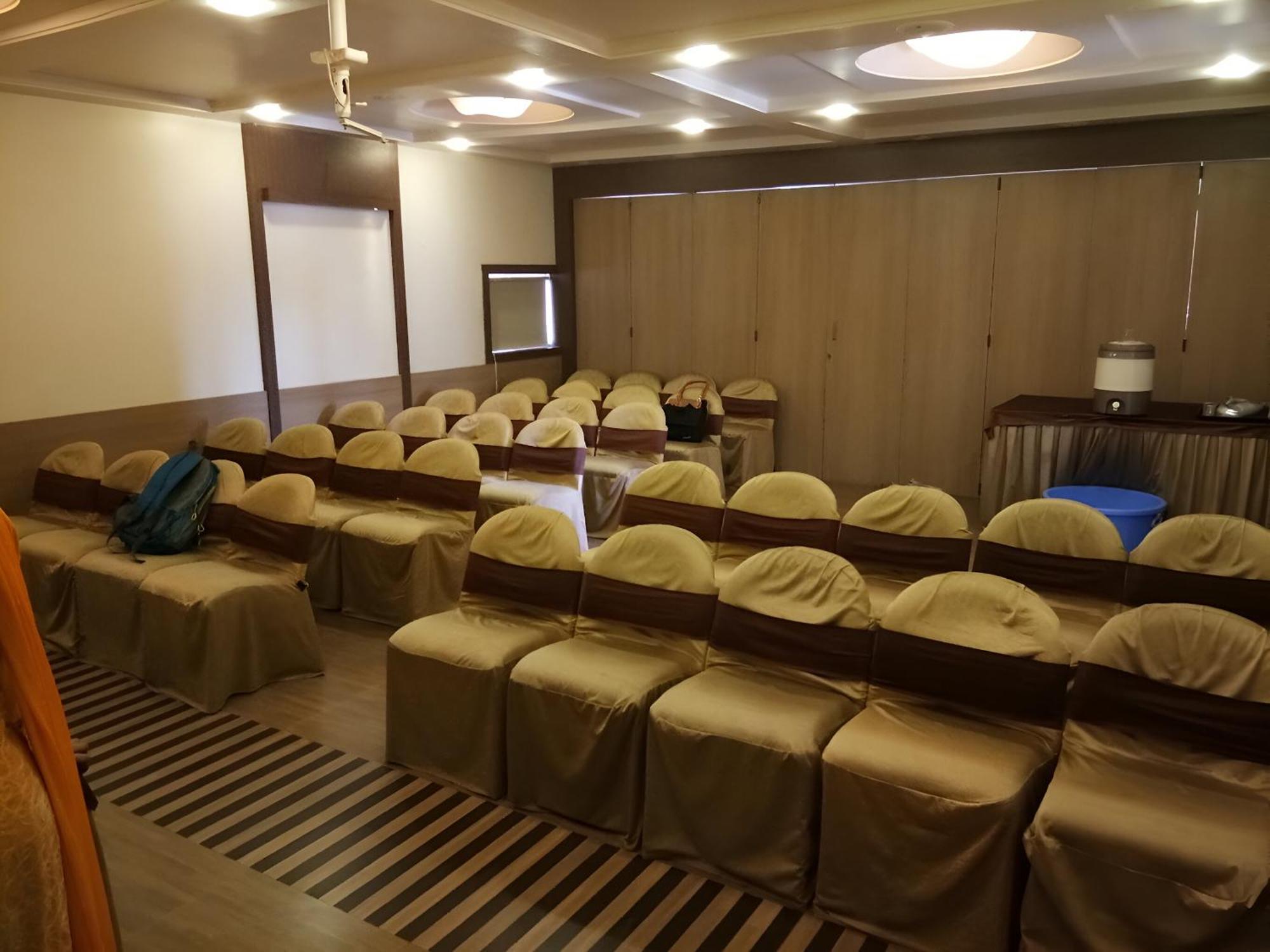 New Hotel Europa Inn Rajkot Bagian luar foto