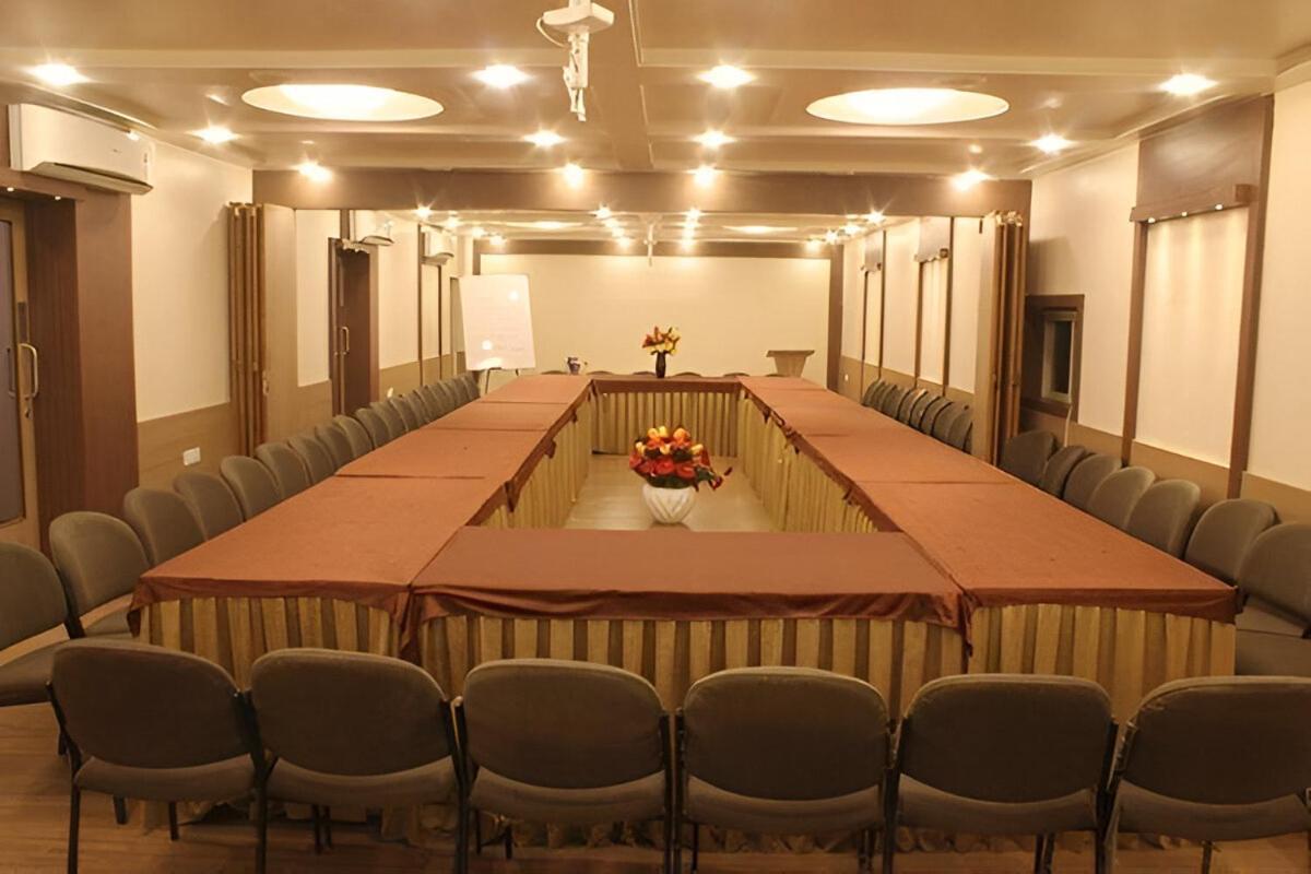 New Hotel Europa Inn Rajkot Bagian luar foto