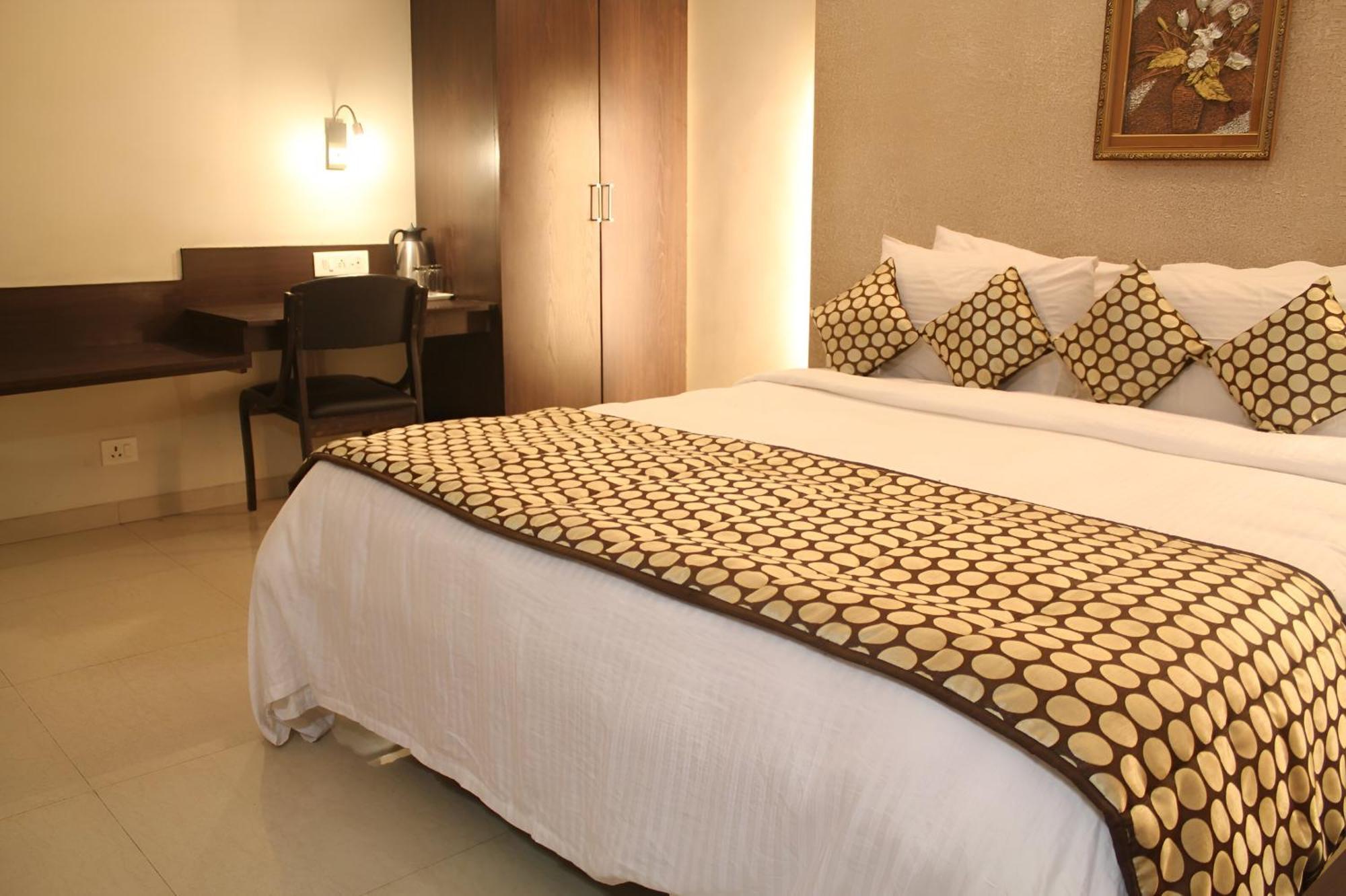 New Hotel Europa Inn Rajkot Bagian luar foto